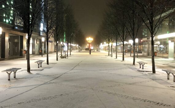 Wilmersdorfer Straße mit frischer Schneedecke.