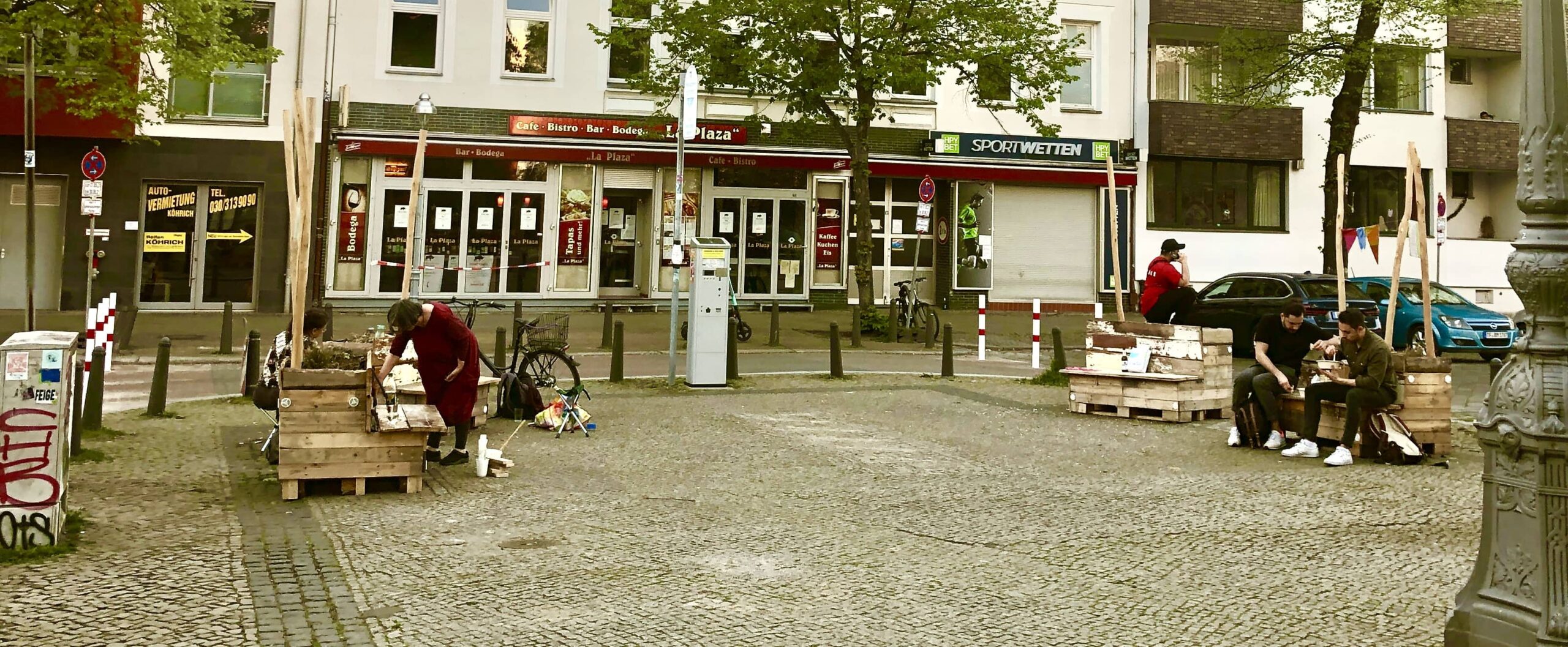 Karl-August-Platz um Sitzecke erweitert