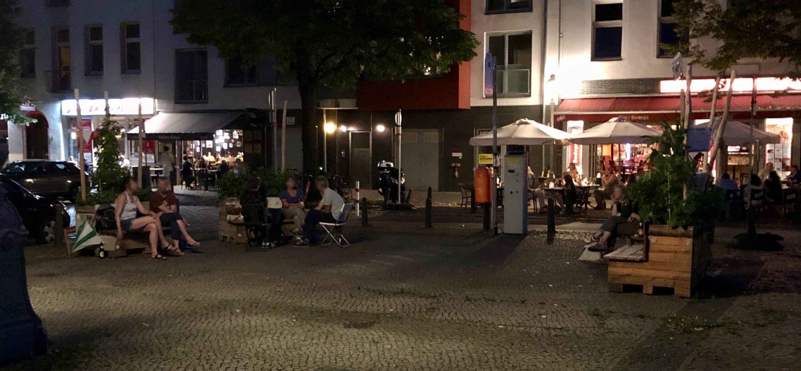 Treffpunkt Karl-August-Platz bei Nacht